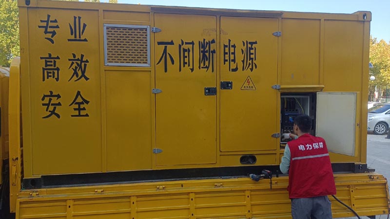 港南柴油发电机组和UPS电源配合使用时，如何避免切换过程中的电力中断？